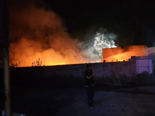 आग इतनी तेज भड़की कि 2 किलोमीटर दूर तक धुआं नजर आ रहा था और पूरे क्षेत्र में धमाकों की गूंज सुनाई देती रही।