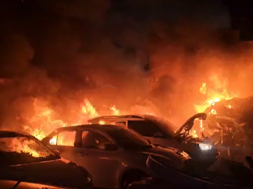 29 नवंबर की देर रात झुंझुनूं के चूरू बाइपास इलाके में वर्कशॉप में लगी आग की लपटें दूर से दिख रही थीं।