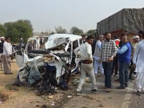 टक्कर इतनी जबरदस्त थी कि कार के परखच्चे उड़ गए।