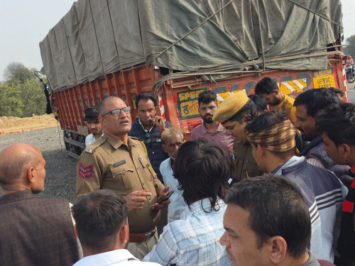 हादसे की सूचना मिलते ही रायसर और मनोहरपुर थाना पुलिस मौके पर पहुंची।