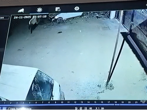 CCTV फुटेज में बदमाश वर्कशॉप के बाहर खड़ी गाड़ियों में तोड़फोड़ करते नजर आए।