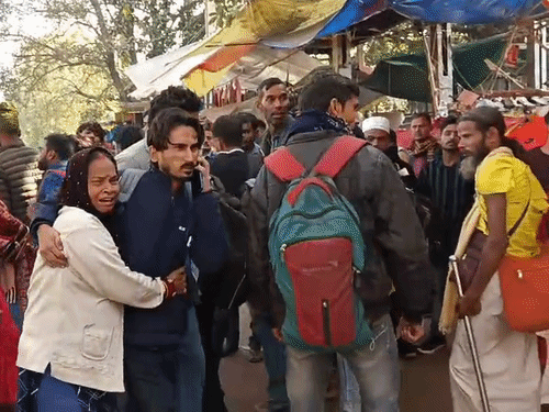 महिला की मौत के बाद उसके साथ आए लोग भी रोने लगे। फोन में बात कर रहा युवक राहुल है। यह मृतका का बेटा है।