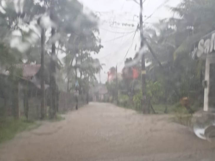 ग्रीस जिस जगह पर फंसे हुए थे, वहां पहाड़ से इस तरह पानी सड़क पर आ रहा था।