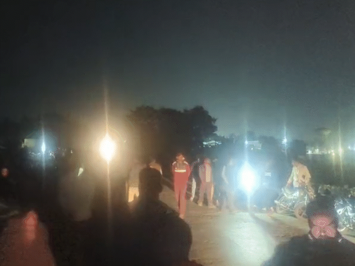 घटना की जानकारी मिलते ही मौके पर भीड़ जुट गई।