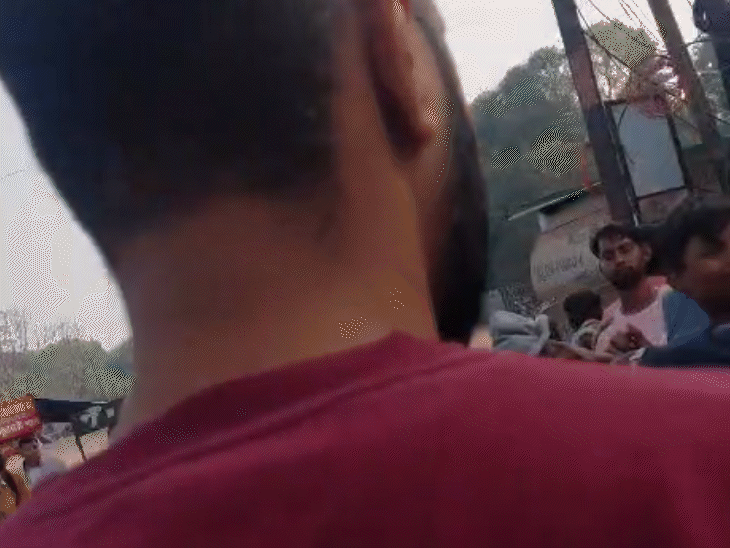 मनचले युवक को पीटने दौरान लोगों ने बल प्रयाग किया।