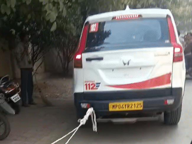 डायल 112 से ई-रिक्शा को खींचकर ले जाते हुए।