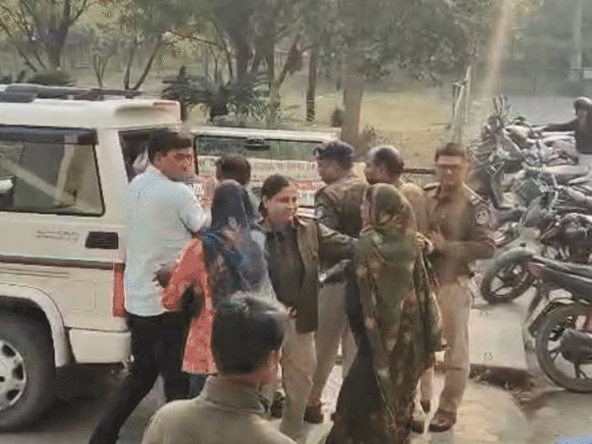 17 साल से सिंगरौली जिले में पदस्थ ASI पप्पू सिंह ने भास्कर का कैमरा बंद कराने की कोशिश की।