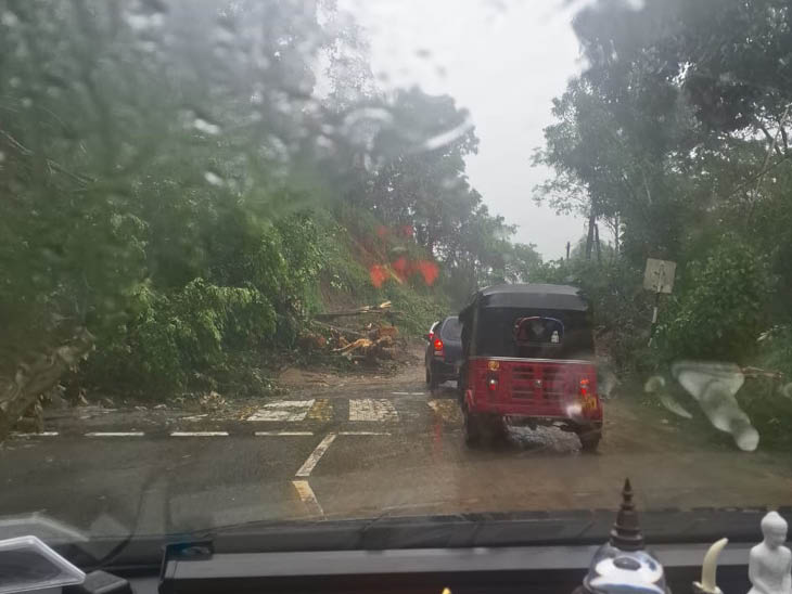 ये वही जगह है, जहां ग्रीस फंसे हुए थे। ये फोटो उन्होंने अपनी कार से लिया है।