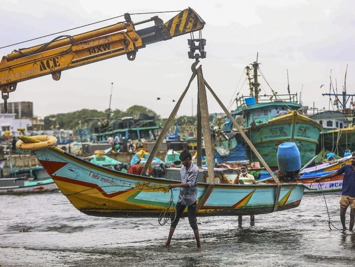 चेन्न्ई में साइक्लोन के आने से पहले क्रेन की मदद से नाव को किनारे रखा जा रहा है।