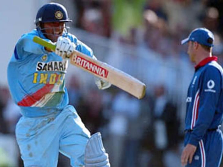 लंदन के द लॉर्ड्स स्टेडियम में भारत को जीत दिलाने के बाद सेलिब्रेट करते मोहम्मद कैफ।