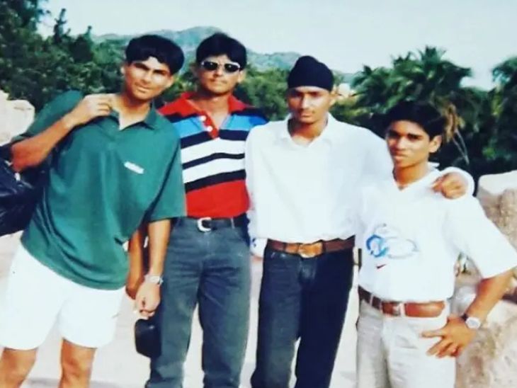 मोहम्मद कैफ ने हरभजन सिंह और युवराज सिंह जैसे खिलाड़ियों के साथ जूनियर क्रिकेट खेला।