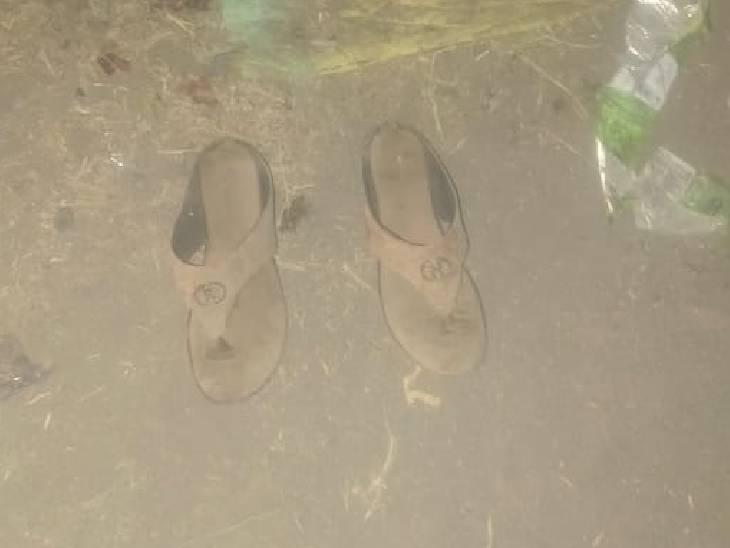 बाइक के पास एक जोड़ी लेडीज चप्पल मिली हैं।