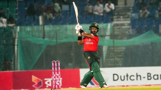 परवेज इमोन 28 गेंदों में 5 चौकों और 2 छक्कों की मदद से 43 रन बनाए।