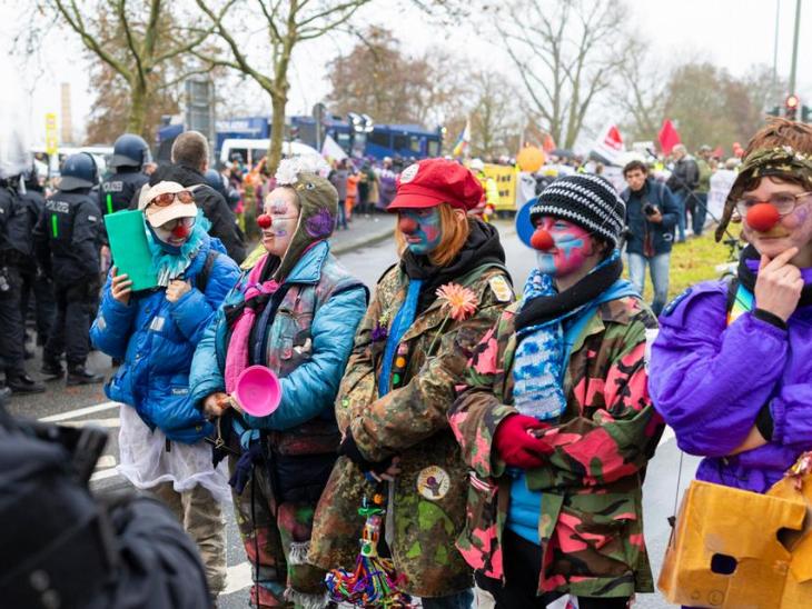 Some people also came to the demonstration dressed as clowns. These people also had horns in their hands to play.