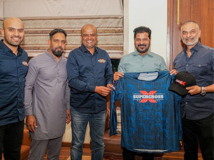 ISRL की जर्सी लिए तेलंगाना के मुख्यमंत्री रेवंत रेड्डी - Dainik Bhaskar