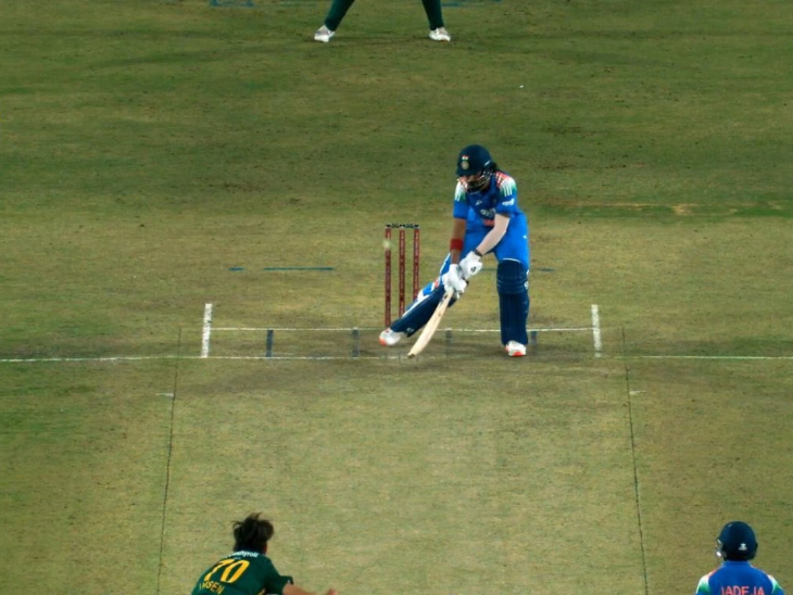 यानसन की बॉल पर राहुल ने रिवर्स शॉट खेलकर सिक्स लगाया।