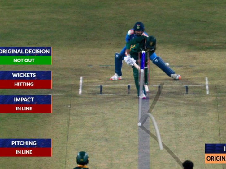 टोनी डी जॉर्जी 39 रन बनाकर LBW आउट हुए।