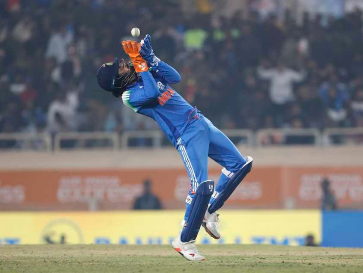 केएल राहुल अलग-अलग कलर के ग्लव्स पहनकर कैच लेते हुए।