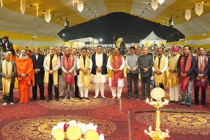 श्री राम कथा में पहुंचे विभिन्न पार्टियों के राज नेता।