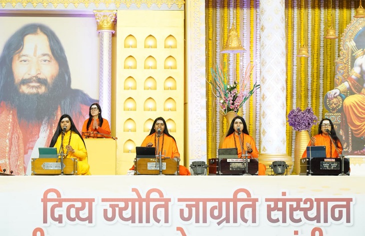 श्री राम कथा में साध्वी प्रवचन करते हुए।