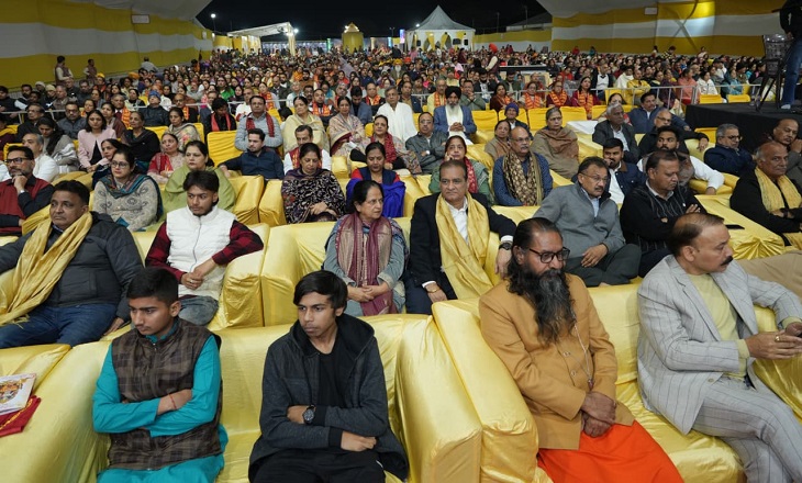 श्री राम कथा में पहुंचे कई गणमान्य लोग