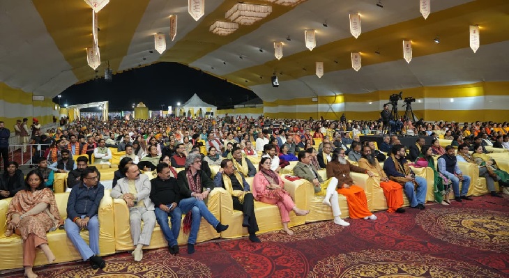 श्री राम कथा में हर वर्ग के लोगों शामिल हुए।