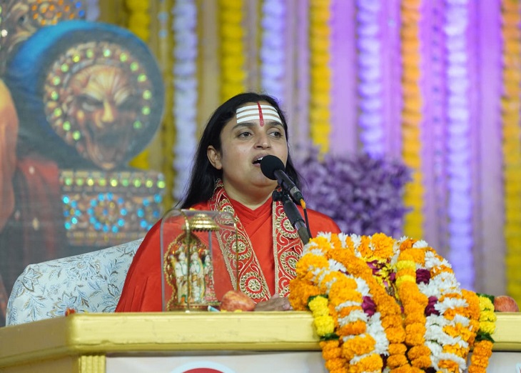 साध्वी श्रेया भारती प्रवचन करते हुए