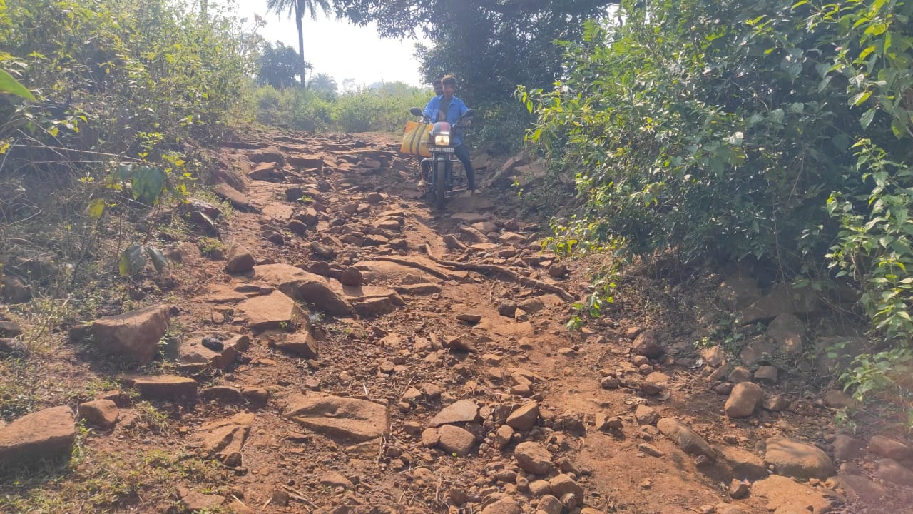 इस तरह के रास्ते से गुजरते हैं लोग