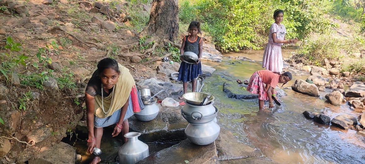 बुनियादी सुविधाओं से दूर पाकुड़ का तेतुलकुड़िया गांव:  पहाड़िया समुदाय के हैं 15 परिवार, झरने का पानी पी रहे, नहीं मिलता राशन – Pakur News