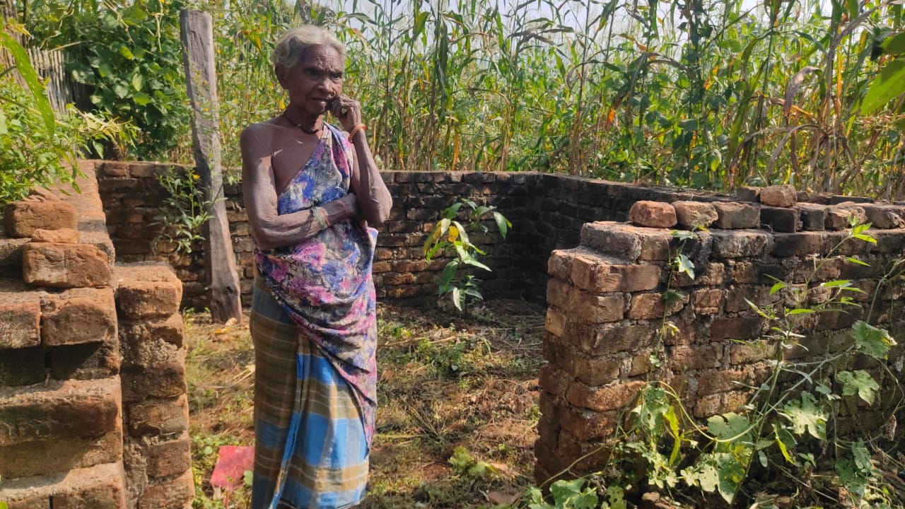 गांव में प्रधानमंत्री आवास योजना के कई घर वर्षों से अधूरे पड़े हैं।