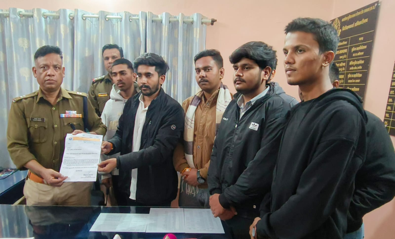 एएसपी राकेश खाखा को कार्रवाई की मांग का ज्ञापन सौंपते अभाविप के पदाधिकारी।