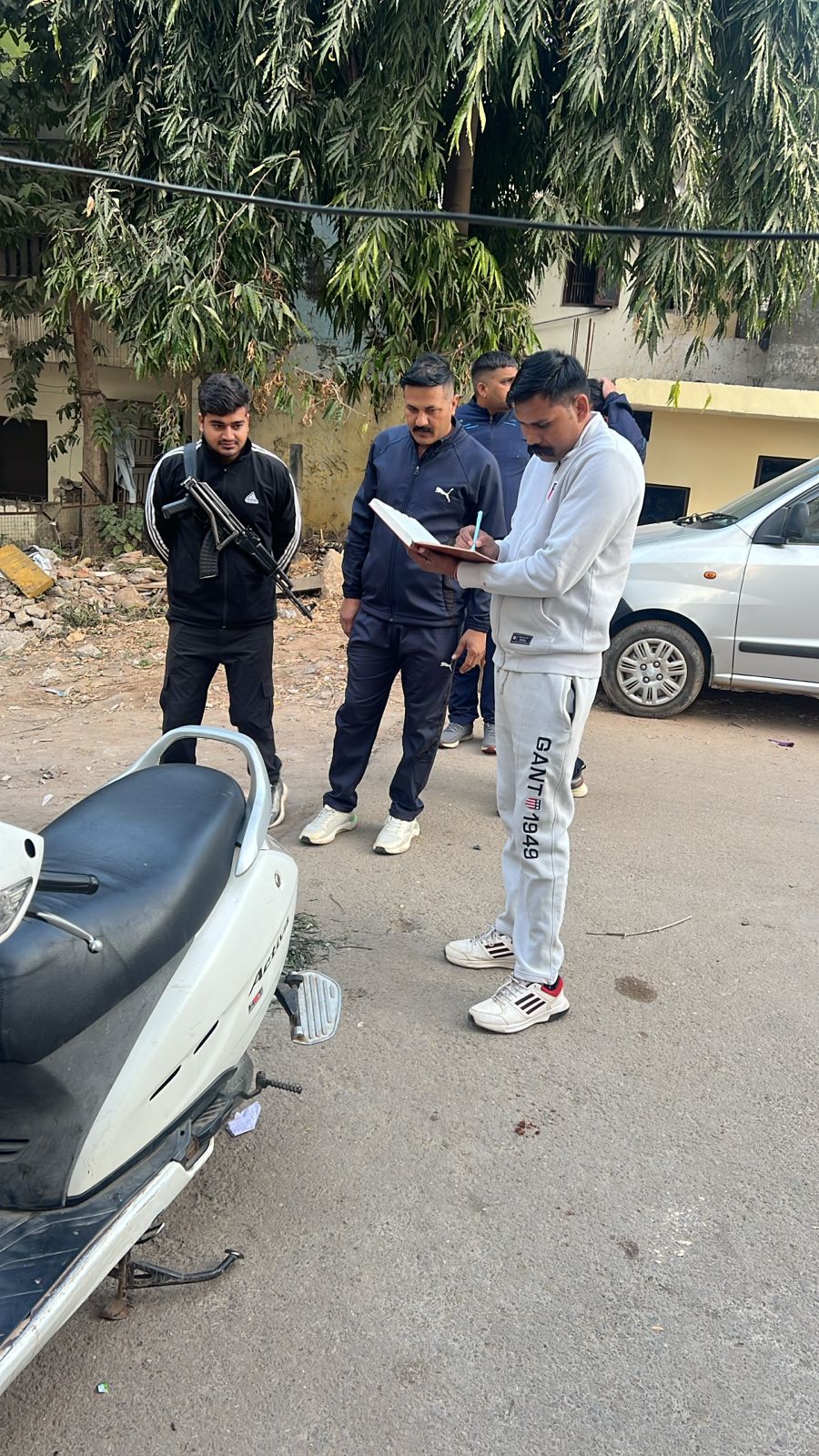 पंचकूला में स्कूटी की डिटेल लेते हुए पुलिस टीम।