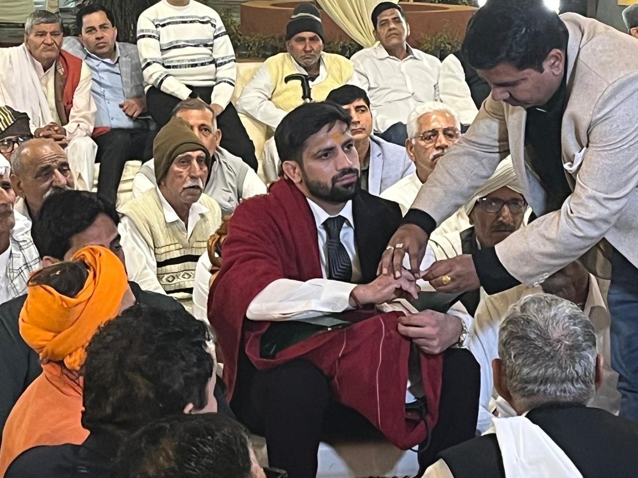 रवि दहिया की सगाई के दौरान की फोटो।