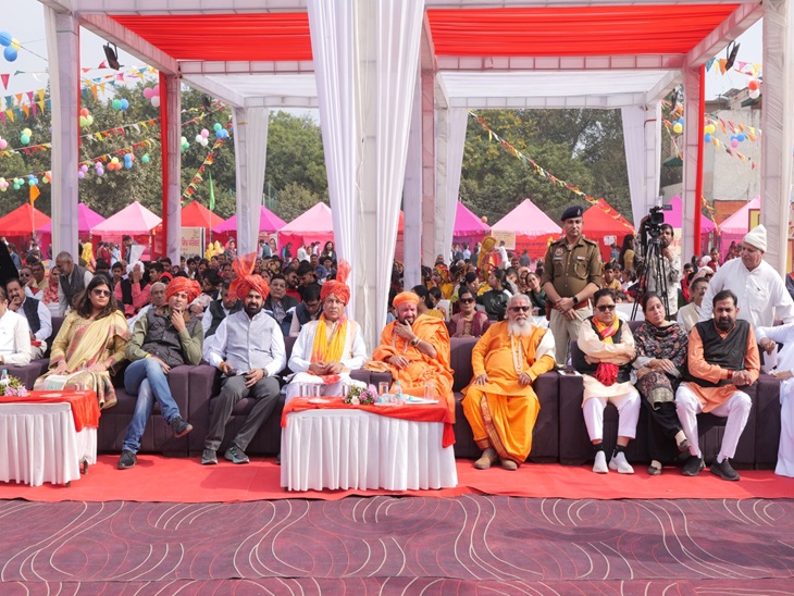 गीता जयंती महोत्सव में मौजूद अतिथिगण।