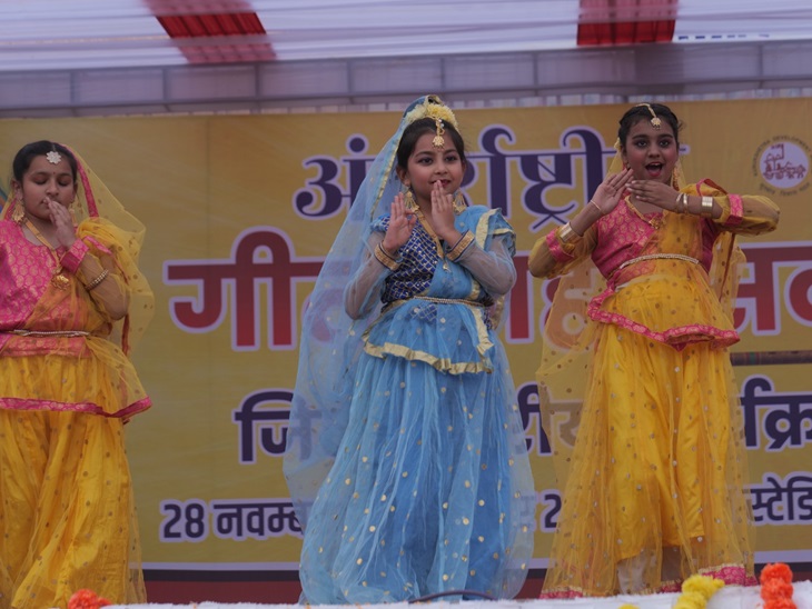 गीता जयंती महोत्सव में सांस्कृतिक कार्यक्रम प्रस्तुत करती हुए छात्राएं।