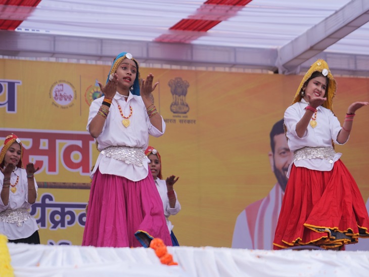 सांस्कृतिक कार्यक्रम प्रस्तुत करती हुई छात्राएं।