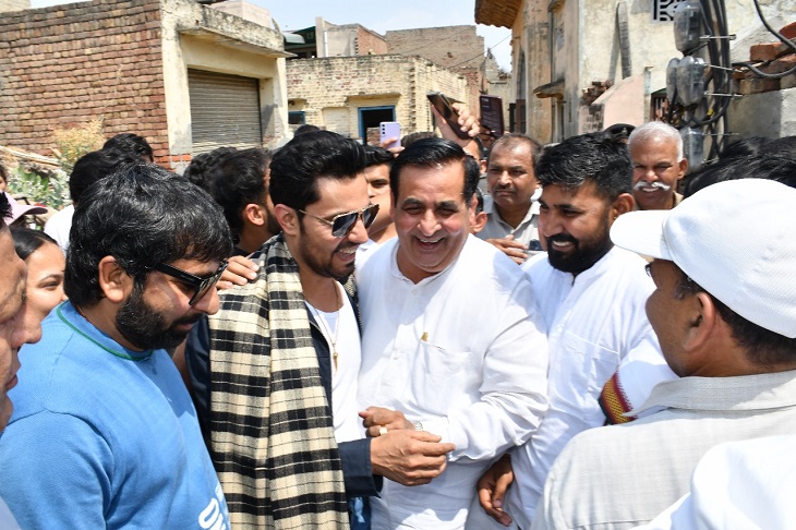 ये तस्वीर अप्रैल 2025 की है। जब रणदीप अपने गांव आए थे। इस दौरान सरपंच ओमप्रकाश हुड्डा से मिले।