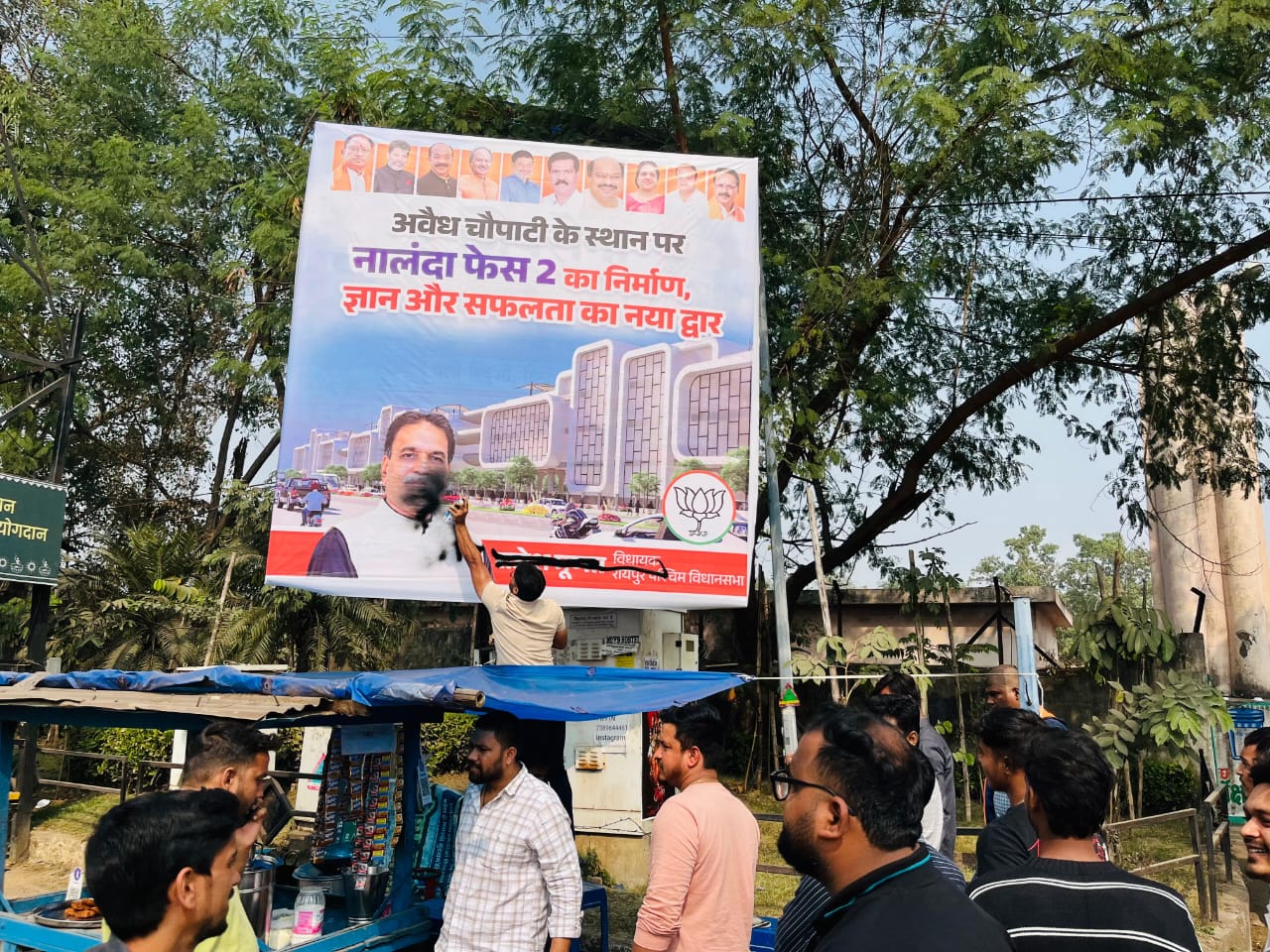 No cleanliness, no lights, no people, Chowpatty is in a mess | न सफाई, न रोशनी, न लोग, चौपट है चौपाटी: आमानाका शिफ्ट होने के दस दिन बाद भी नहीं शुरू हो पाई चौपाटी - Raipur News 3 पोस्टर पर स्याही फेंकने के बाद बढ़ गया था विवाद