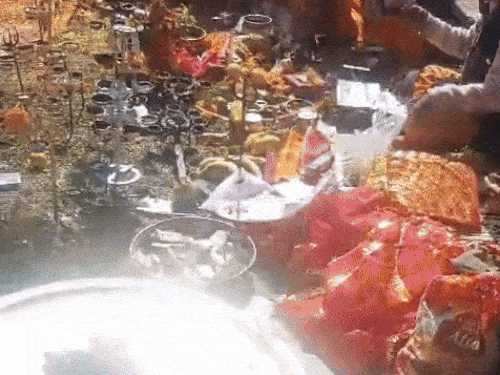 पूजा स्थल के आसपास बैठे बड़ी संख्या में लोग।