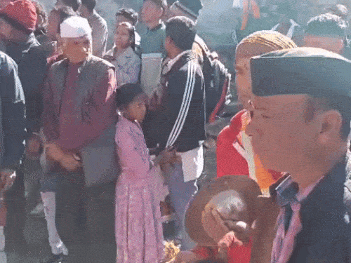 ढोल–नगाड़ों एवं अन्य पारंपरिक वाद्य यंत्रों के साथ पूजा स्थल पर पहुंचते लोग।