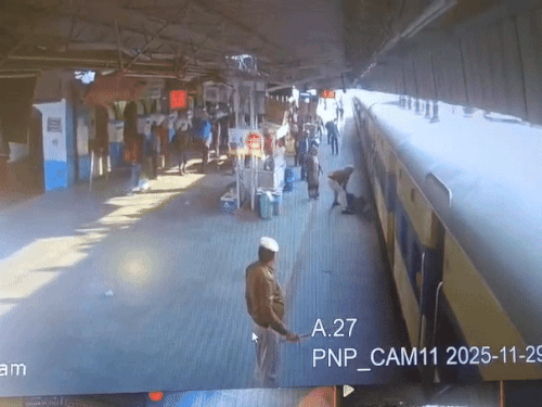 पानीपत जंक्शन पर महिला को बचाते हुए कॉन्स्टेबल ।