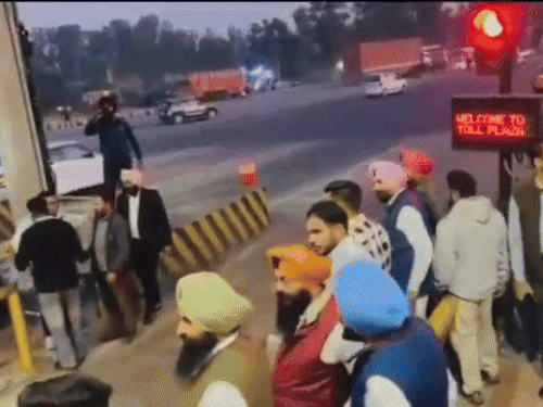 अपने समर्थकों के साथ लाडोवाल टोल प्लाजा पर वाहनों को फ्री में निकलवाते हुए सिमरजीत सिंह बैंस।