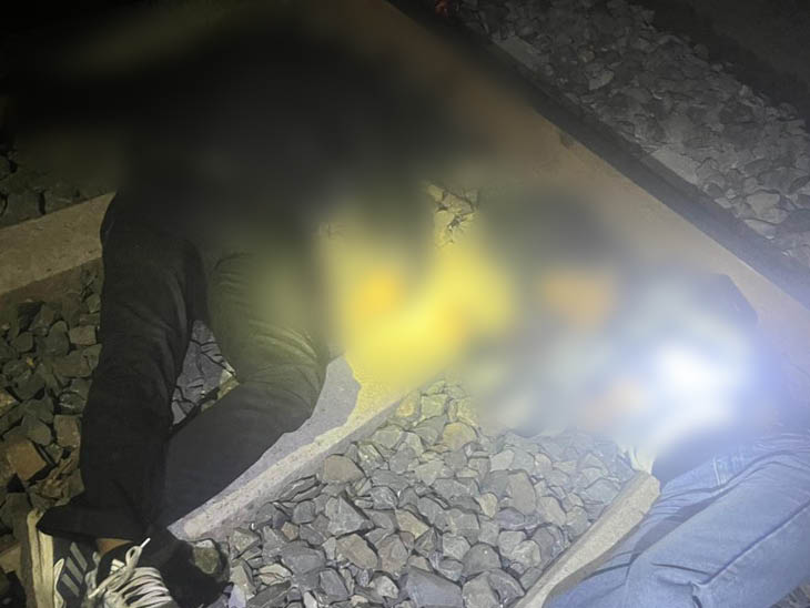 सीकर में जगमालपुरा फाटक के पास ट्रैक पर पड़े युवक-युवती के शव।