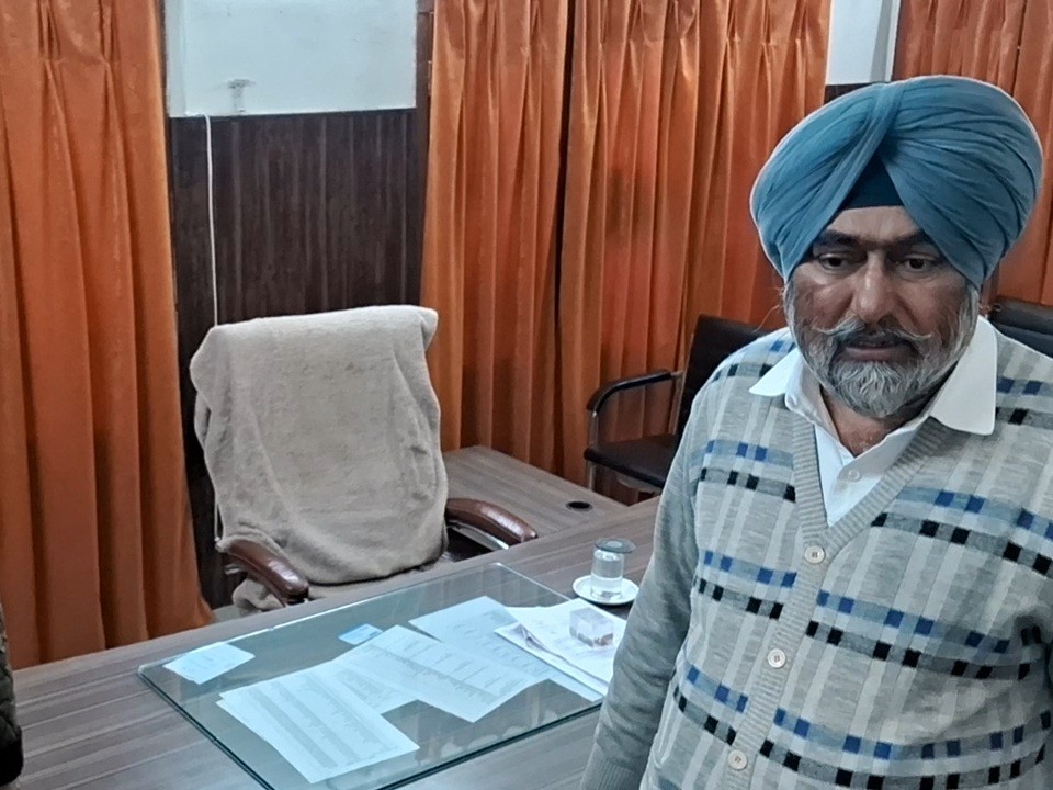 बीडीपीओ कार्यालय में कोई अधिकारी नहीं मिला।