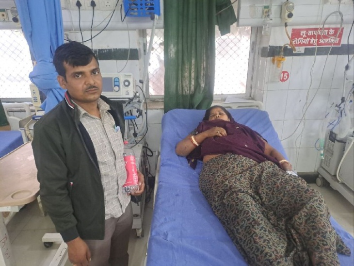 पाली के बांगड़ हॉस्पिटल में भर्ती बाटू कुमारी की मां रेशमी देवी।