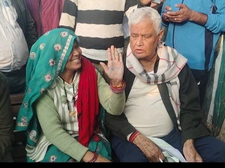 मुलाकात के दौरान महिला ने किरोड़ी के लिखित आश्वासन के बाद मंत्री के साथ फोटो खिंचवाई।