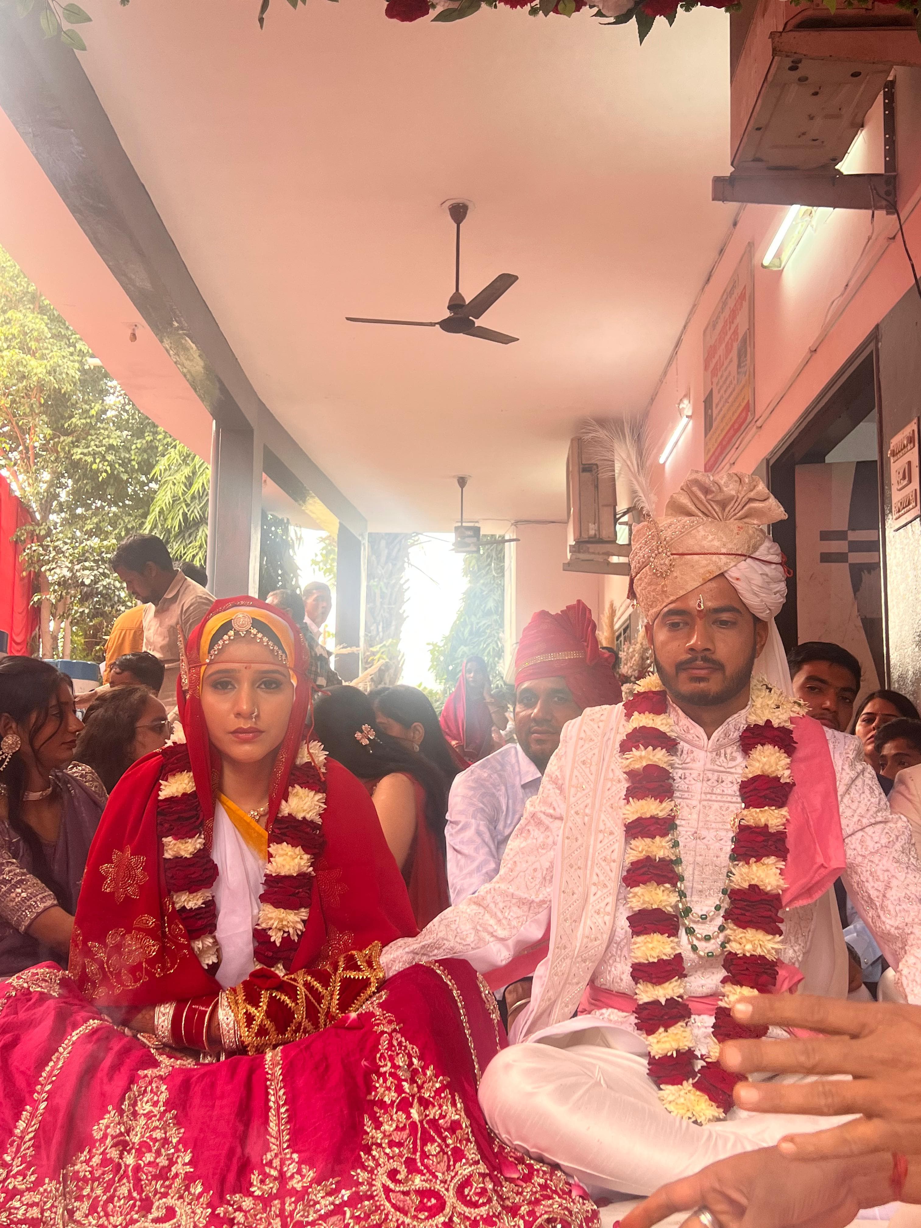 शादी के बंधन में बंधते दूल्हा कृष्णकांत और दुल्हन हर्षिता।