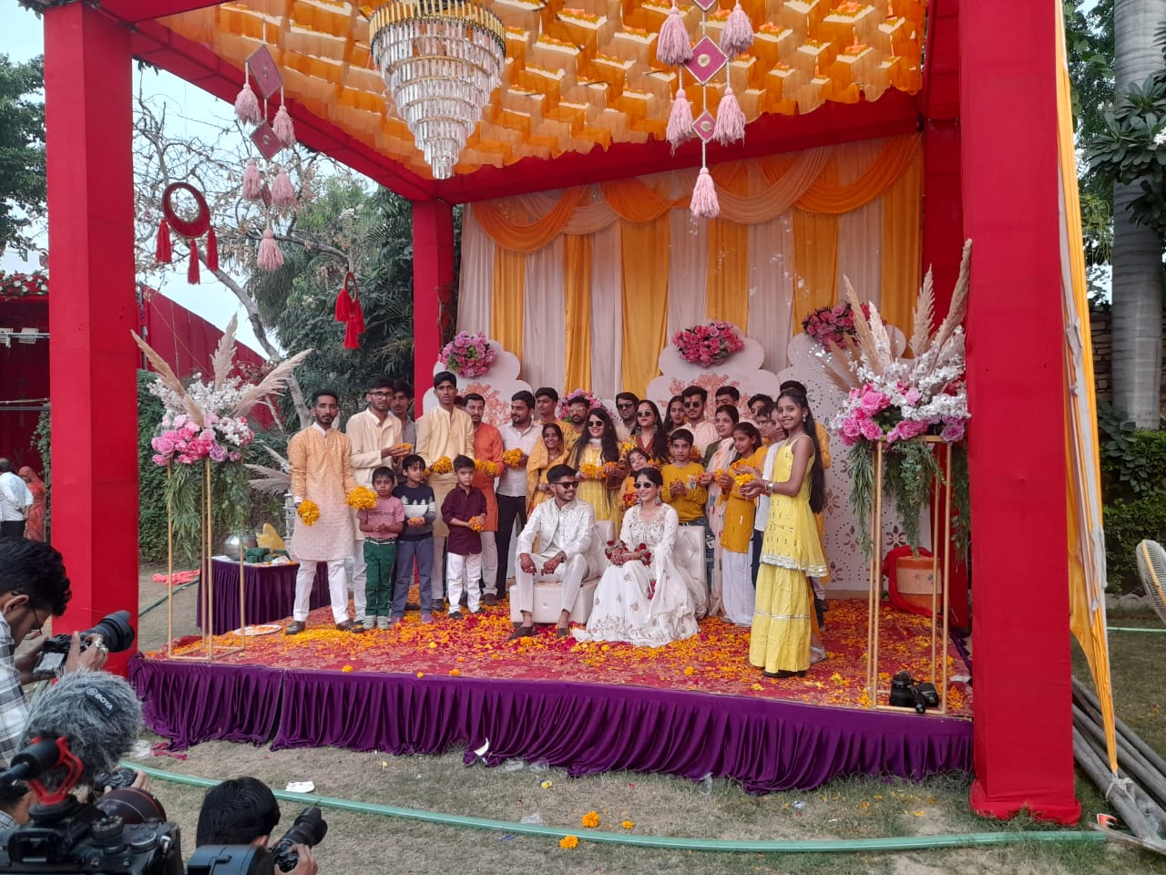 हल्दी समारोह में दूल्हा-दुल्हन।