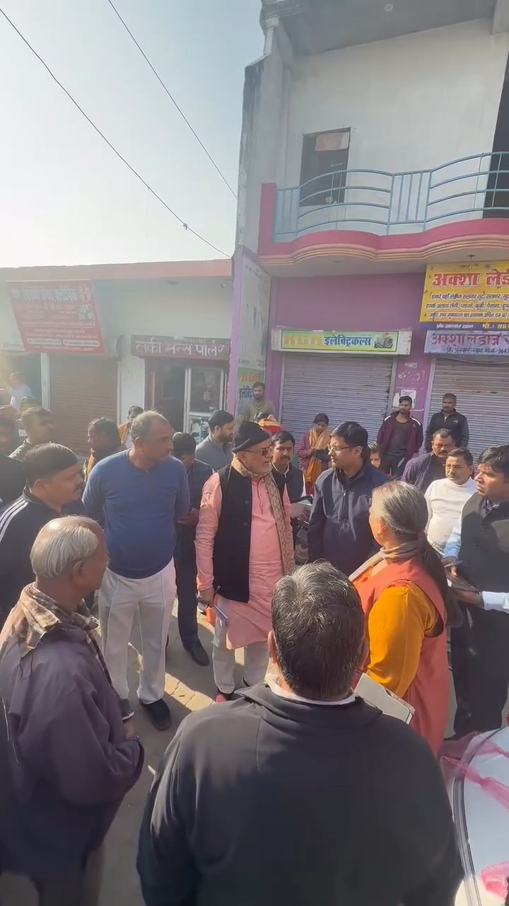 स्थानीय लोगों ने मेयर और कैबिनेट मंत्री के सामने शिकायतों की झड़ी लगा दी।