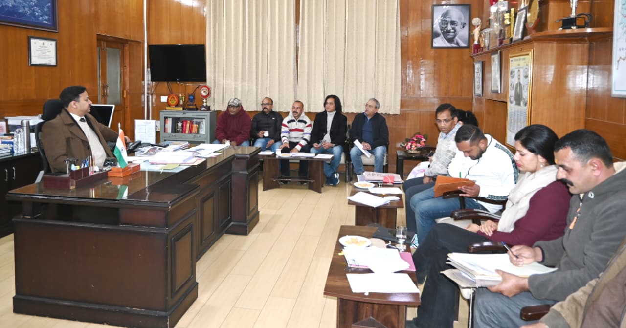 जाखू मंदिर न्यास समिति मीटिंग की में मौजूद डीसी शिमला व अन्य।